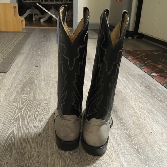 Stylish Black and Gray Heeled Boots - Picture 4 of 5